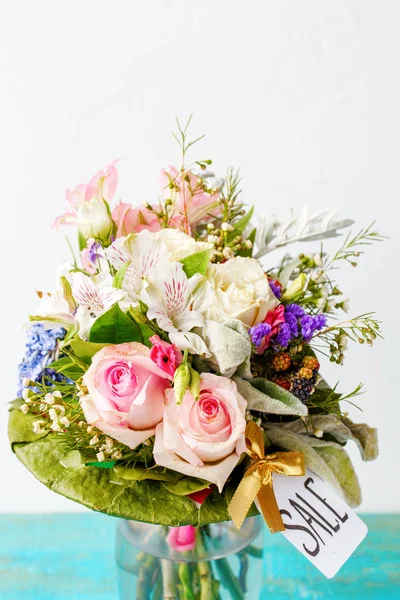 Wizerunek Romantyczne bukiet róż, lilii, zielone liście — Zdjęcie stockowe