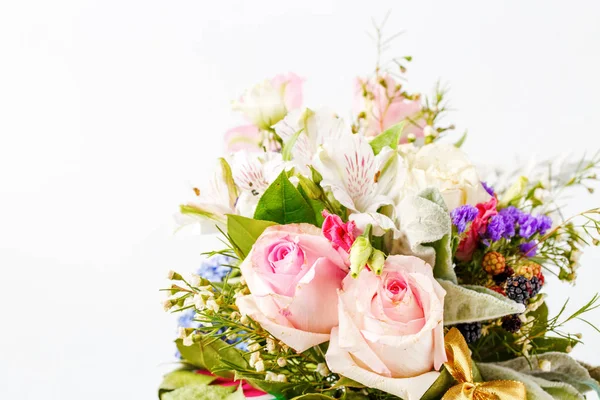 Romantyczne bukiet róż, lilii, zielonych liści na białym tle Zdjęcie — Zdjęcie stockowe