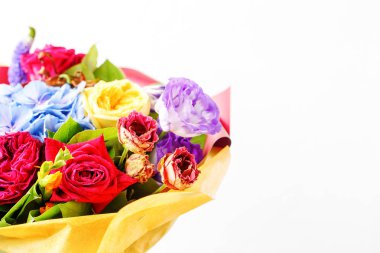 Boş beyaz arka plan üzerinde renkli gül buketi