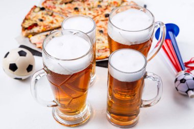 Fotoğraf gözlük ile köpük bira, pizza