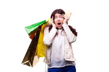 Alışveriş torbaları ve kredi kartıyla mutlu genç bir kadın.