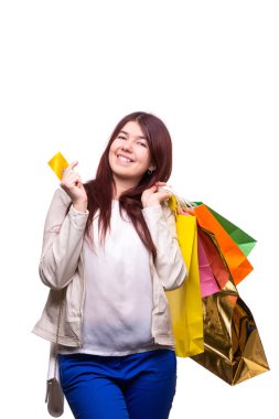 Alışveriş torbaları ve kredi kartıyla mutlu genç bir kadın.