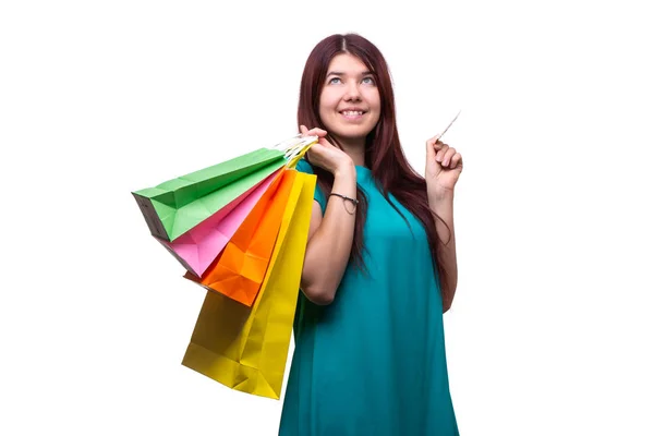 Heureuse jeune femme avec sacs à provisions et carte de crédit — Photo