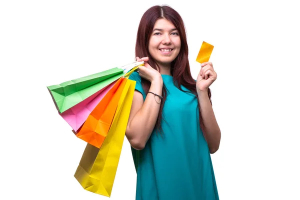 Щаслива молода жінка з сумками і кредитною карткою — стокове фото