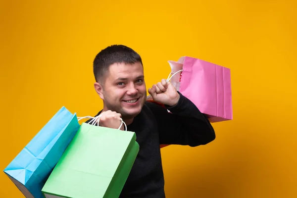 Image de l'homme avec des sacs à provisions sur fond orange — Photo