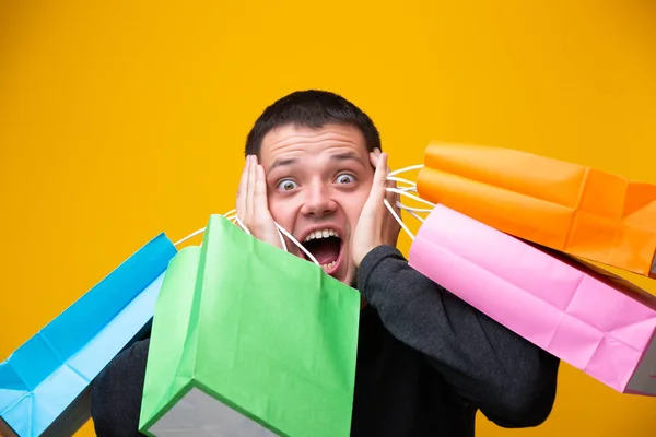 Foto del hombre con bolsas de compras multicolores — Foto de Stock