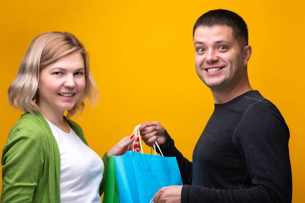 Image of man and blonde woman with shopping bags — Stock Photo, Image
