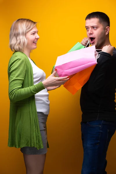 Imagen de hombre feliz y mujer rubia con bolsas de compras — Foto de Stock
