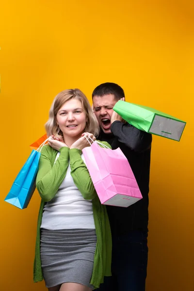 남자와 여자 쇼핑 가방 비명 — 스톡 사진