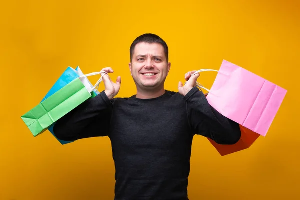 Photo de l'homme avec des sacs à provisions multicolores — Photo