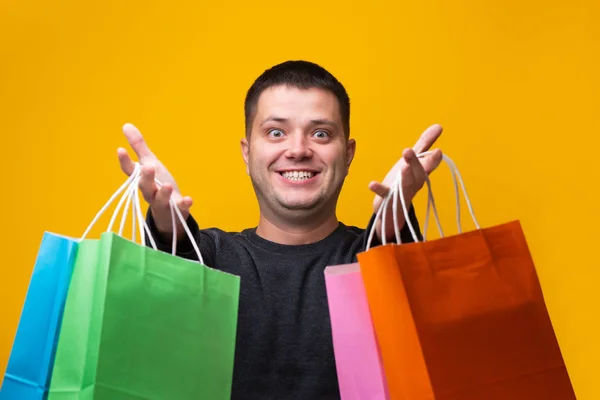 Photo de l'homme avec des sacs à provisions multicolores — Photo