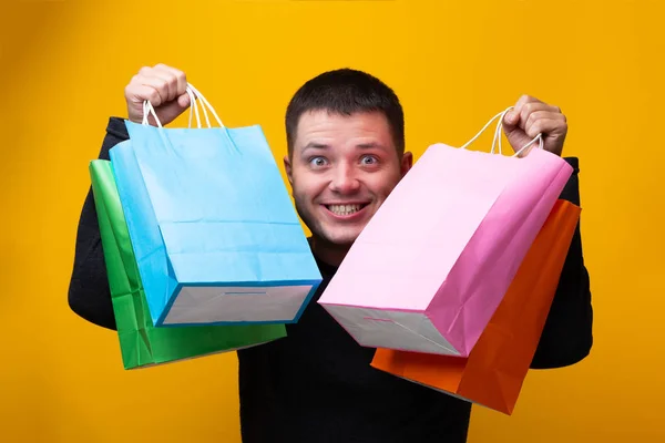 Photo de l'homme avec des sacs à provisions multicolores — Photo