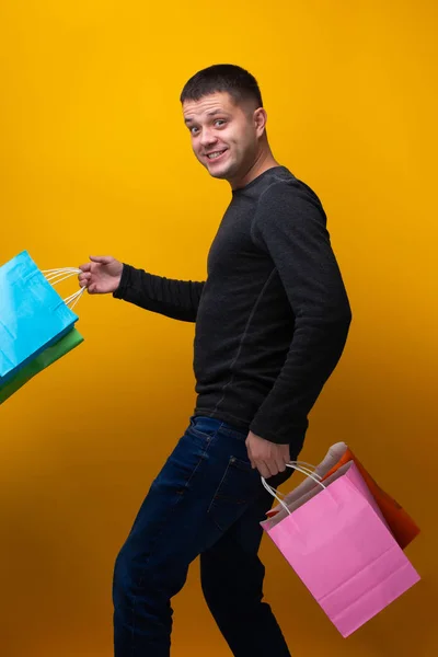 Image de brunet homme avec des sacs à provisions — Photo