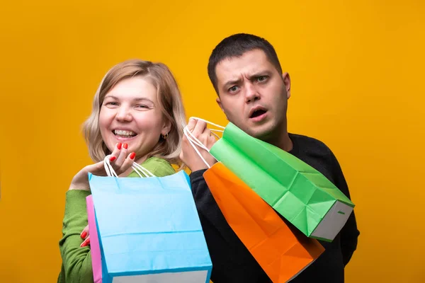 Foto de hombre y mujer con bolsas de compras — Foto de Stock