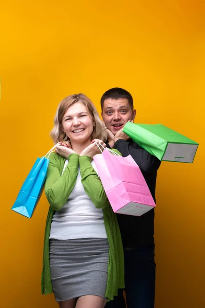 Imagem de homem e mulher com sacos de compras — Fotografia de Stock
