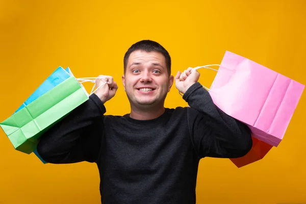 Foto do homem com sacos de compras multi-coloridos — Fotografia de Stock