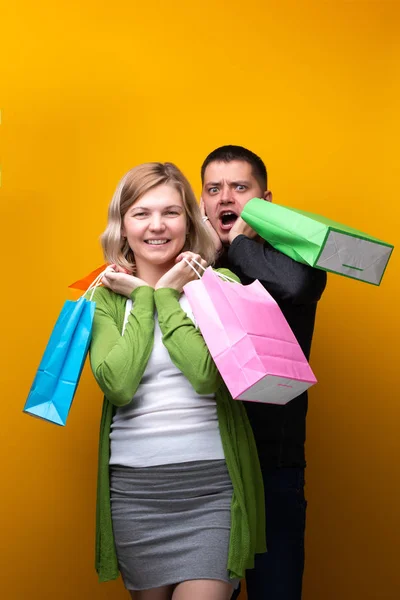 Urlando uomo e donna con le borse della spesa — Foto Stock
