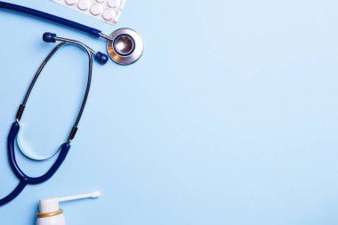Soğuk algınlığı ilacı ve mavi bir arka plan üzerinde phonendoscope.
