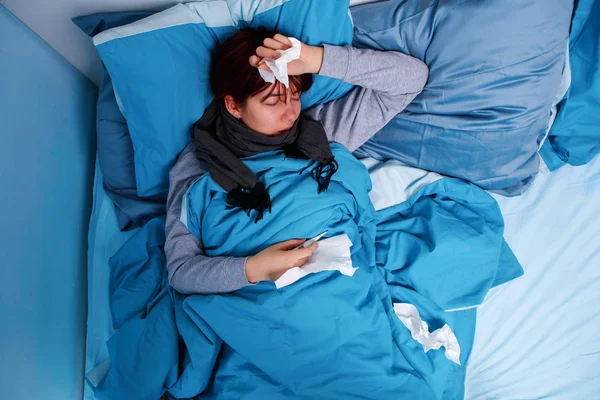 Foto si rambut coklat yang sakit terbaring di tempat tidur — Stok Foto