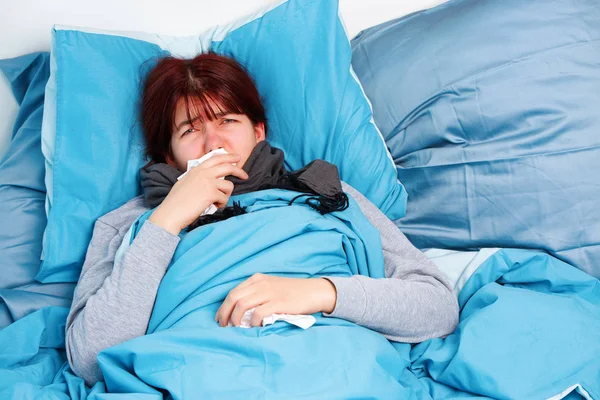 Imagem da mulher doente deitada na cama  . — Fotografia de Stock