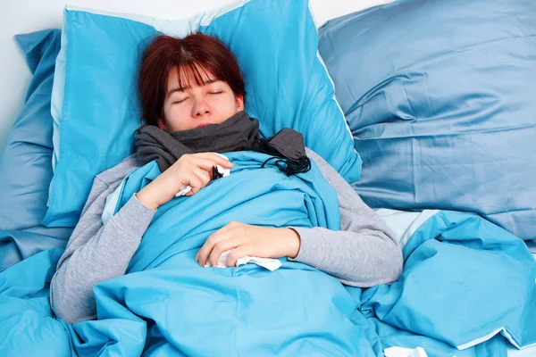 Foto av sjuk kvinna i halsduk liggande på sängen. — Stockfoto
