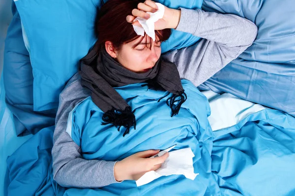 ベッドに横たわっている病気ブルネットの写真 — ストック写真