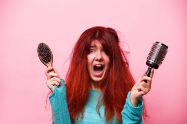 Kadın iki taraklar arasında seçim