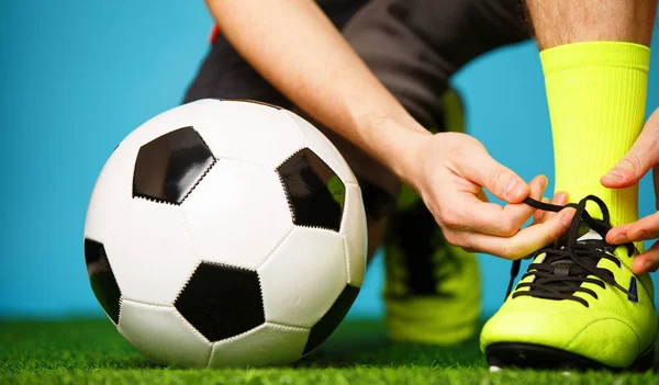 Fotbollspelare knyta sina skor — Stockfoto