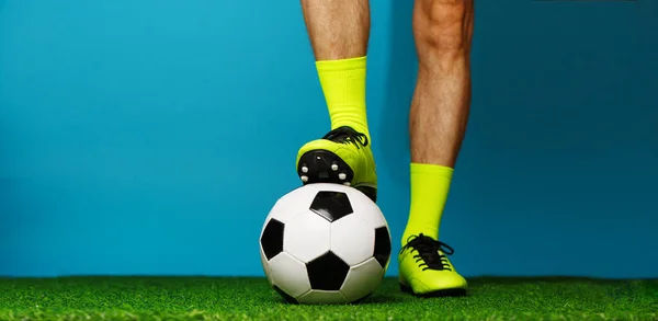 Soccer player with ball on the green grass. — Stock Photo, Image