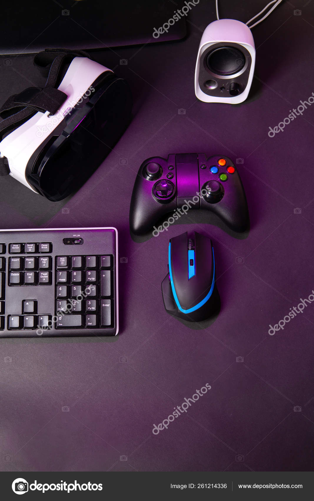 Visão superior um equipamento de jogo, mouse, teclado, joystick, fone de  ouvido, fone de ouvido VR no fundo da mesa preta . — Foto © nuclear_lily  #261214336, image size:1067x1700