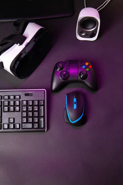 Вид зверху ігрове обладнання, миша, клавіатура, джойстик, гарнітура, гарнітура VR на фоні чорного столу . — стокове фото