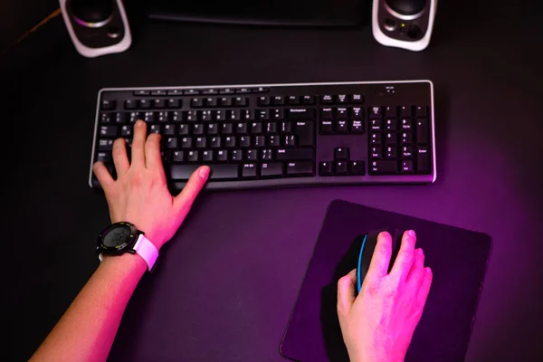 Mãos femininas jogando jogo de computador com mouse e teclado . — Fotografia de Stock