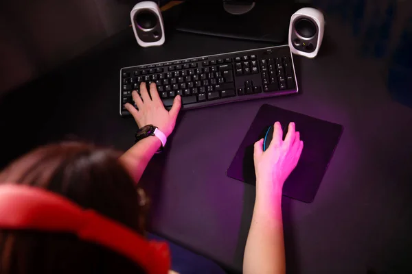 Mãos femininas jogando jogo de computador com mouse e teclado . — Fotografia de Stock