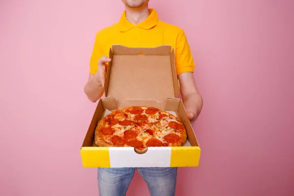 Foto do mensageiro homem com caixa de pizza nas mãos  . — Fotografia de Stock