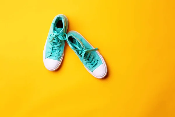 Par de elegantes zapatillas de deporte laing sobre fondo amarillo — Foto de Stock