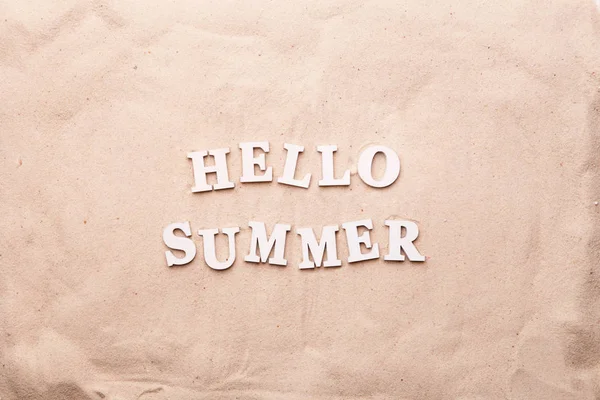 Text Hello léto z bílých písmen na písku. — Stock fotografie