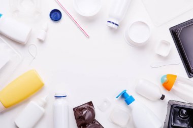 Geri dönüşüm için plastik çöp seçimi. Geri dönüşüm kavramı