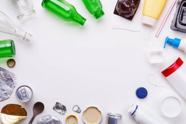 Metal, plastik ve cam - geri dönüşüm için çöp seçimi. Geri dönüşüm kavramı