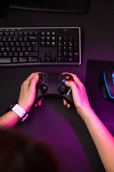 Mains féminines jouant à un jeu d'ordinateur avec un joystick de jeu . — Photo