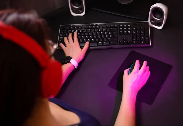 Mãos femininas jogando jogo de computador com mouse e teclado . — Fotografia de Stock