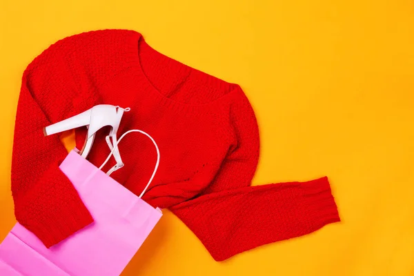 Vista superior de la bolsa de compras rosa con suéter rojo y zapatos elegantes — Foto de Stock