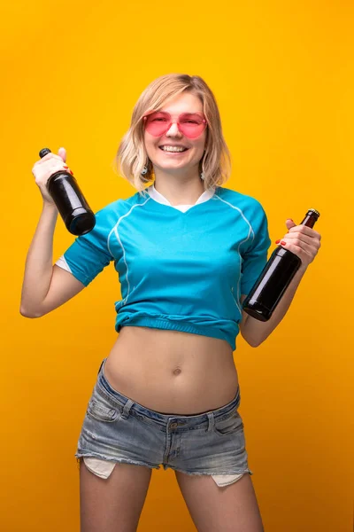 Fotografie šťastné blondýny s lahvemi piva — Stock fotografie