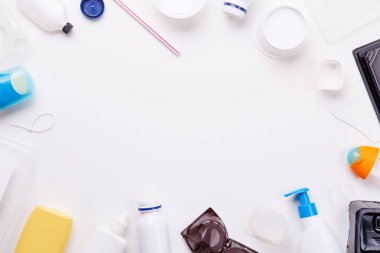 Geri dönüşüm için plastik çöp seçimi. Geri dönüşüm kavramı
