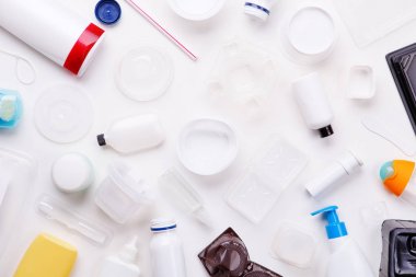 Geri dönüşüm için plastik çöp seçimi. Geri dönüşüm kavramı
