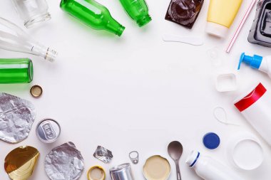 Metal, plastik ve cam - geri dönüşüm için çöp seçimi. Geri dönüşüm kavramı