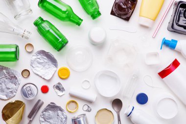 Metal, plastik ve cam - geri dönüşüm için çöp seçimi. Geri dönüşüm kavramı