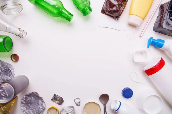 Selección de basura para reciclar: metal, plástico y vidrio. Concepto de reciclaje —  Fotos de Stock