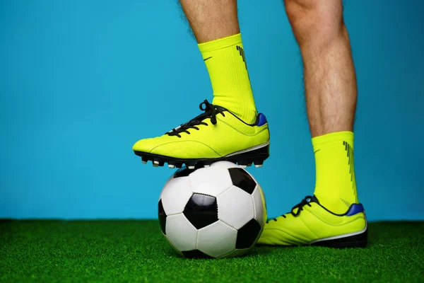 Soccer player with ball on the green grass. — Stock Photo, Image