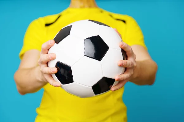 Man är socccer fläkt i gul t-shirt med Soccer Ball — Stockfoto