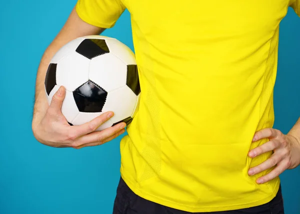 Człowiek jest fanem socccer w żółtym t-shirt z piłką nożną — Zdjęcie stockowe